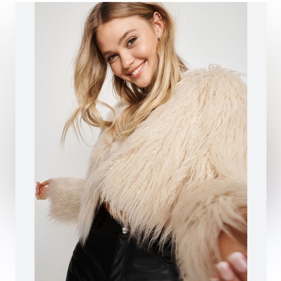 Shaggy faux fur cropped coat - Picture 3 of 8